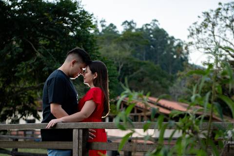 Zemar Fotografia, Sessão pré-wedding, Ensaio de casal, Casal de noivos na cerca de madeira'