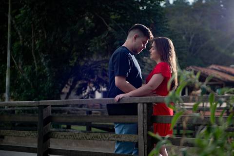 Zemar Fotografia, Sessão pré-wedding, Ensaio de casal, Casal de noivos abraçados e apoiados na cerca de madeira'