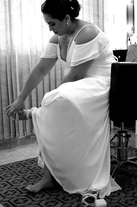 Casamento Religioso durante o dia, Noiva colocando os sapatos'