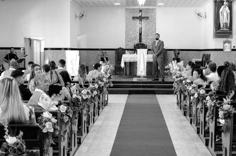 Casamento Religioso durante o dia, Igreja Santo Afonso em Aparecida, Noivo no altar, Noivo esperando a noiva, corredor da igreja Santo Afonso'