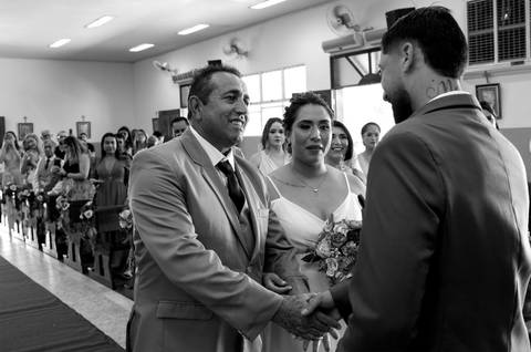 Casamento Religioso durante o dia, Cumprimento, Pai entregando a filha ao noivo, Pai da Noiva cumprimentando o noivo, Olhares dos noivos'