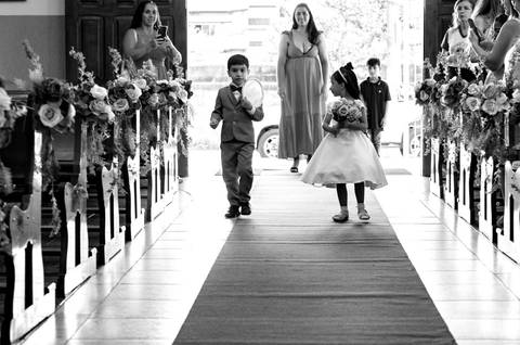Casamento Religioso durante o dia, Pagens levando as alianças, Crianças carregando as alianças, Crianças em celebração de casamento'