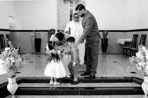 Casamento Religioso durante o dia, Noiva abraçando crianças no Altar, Noivos recebem as alianças'