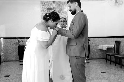 Casamento Religioso durante o dia, Noiva beija aliança no noivo, Noivo recebendo beijo da noiva'