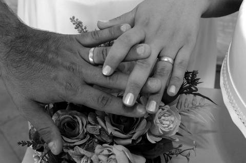 Casamento Religioso durante o dia, Mãos dos noivos, Alianças nos dedos dos noivos, Mãos dos esposos juntas, Noivos vistos pelas mãos'