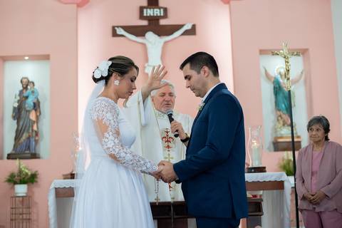 Bridal dress, Noiva, Noiva com o noivo, Noivos no altar, Zemar Fotografia, Padre abençando casal, Enfim casados, Casados, Bênção'