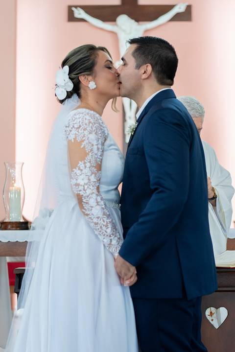 Bridal dress, Noiva, Noiva com o noivo, Noivos no altar, Zemar Fotografia, Padre abençando casal, Enfim casados, Casados, Bênção, Beijo, Noivos de beijando, Beijo dos noivos'
