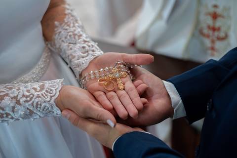 Bridal dress, Noiva, Noiva com o noivo, Noivos no altar, Zemar Fotografia, Padre abençando casal, Enfim casados, Casados, Bênção, Alianças, Bênção das alianças, Mãos dos noivos'