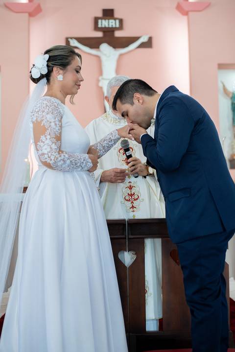 Bridal dress, Noiva, Noiva com o noivo, Noivos no altar, Zemar Fotografia, Padre abençando casal, Enfim casados, Casados, Bênção, Troca de alianças, Noivo beija aliança na mão da noiva, Beijo na aliança'