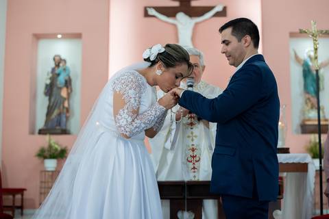Bridal dress, Noiva, Noiva com o noivo, Noivos no altar, Zemar Fotografia, Padre abençando casal, Enfim casados, Casados, Bênção, Noiva beija aliança do noivo, Beijo da aliança'