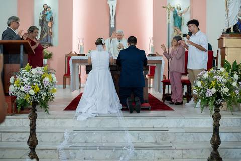Bridal dress, Noiva, Noiva com o noivo, Noivos no altar, Zemar Fotografia, Padre abençando casal, Enfim casados, Casados, Bênção'