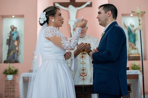 Bridal dress, Noiva, Noiva com o noivo, Noivos no altar, Zemar Fotografia, Padre abençando casal, Enfim casados, Casados, Bênção, Noiva entrega Eucaristia para o noivo, Noivo comungando'