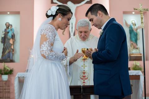 Bridal dress, Noiva, Noiva com o noivo, Noivos no altar, Zemar Fotografia, Padre abençando casal, Enfim casados, Casados, Bênção, Noivos rezando com o padre, Noivos comungaram'
