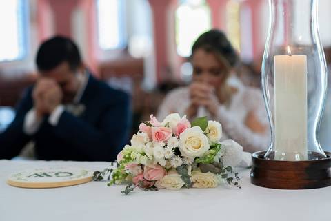 Bridal dress, Noiva, Noiva com o noivo, Noivos no altar, Zemar Fotografia, Padre abençando casal, Enfim casados, Casados, Bênção, Bouque de noiva, Bouque, Noivos ajoelhados'