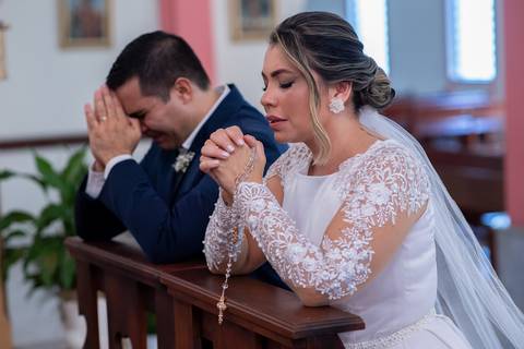 Bridal dress, Noiva, Noiva com o noivo, Noivos no altar, Zemar Fotografia, Padre abençando casal, Enfim casados, Casados, Bênção, Noivos ajoelhados, Noivos rezando'