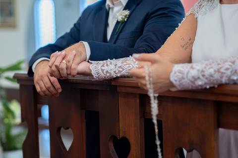 Bridal dress, Noiva, Noiva com o noivo, Noivos no altar, Zemar Fotografia, Padre abençando casal, Enfim casados, Casados, Bênção, Noivos ajoelhados, Noivos rezando'