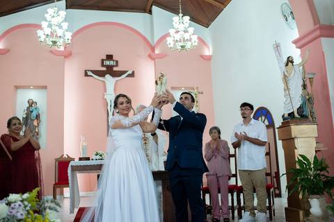 Bridal dress, Noiva, Noiva com o noivo, Noivos no altar, Zemar Fotografia, Padre abençando casal, Enfim casados, Casados, Bênção, Noivos com imagem da Sagrada Família nas mãos'