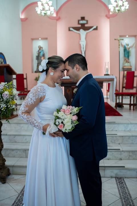 Bridal dress, Noiva, Noiva com o noivo, Noivos no altar, Zemar Fotografia, Padre abençando casal, Enfim casados, Casados, Bênção, Noivos juntinhos, Noivos abraçados'