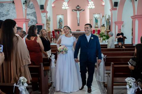 Bridal dress, Noiva, Noiva com o noivo, Noivos no altar, Zemar Fotografia, Padre abençando casal, Enfim casados, Casados, Bênção, Noivos saindo da Igreja, Casados'