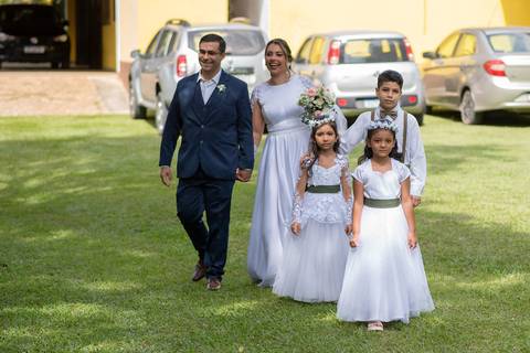 Zemar Fotografia, Noivos com filhos e sobrinha, Noivos chegando á recepção, Festa de casamento, Casamento de dia'