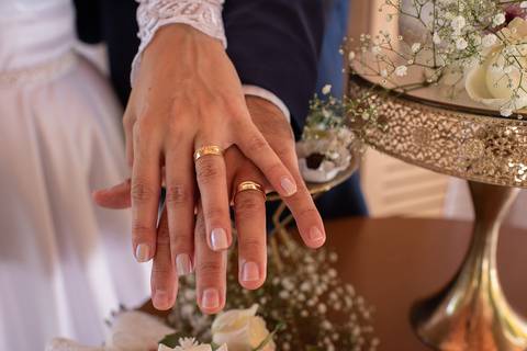 Festa de casamento, Alianças, Mãos de noivos, Decoração de casamento, Casamento de dia'
