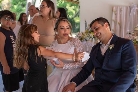 Casamento de dia, Festa de casamento, noivos da recepção, Menina conversa com noivos, Recepção de casamento'