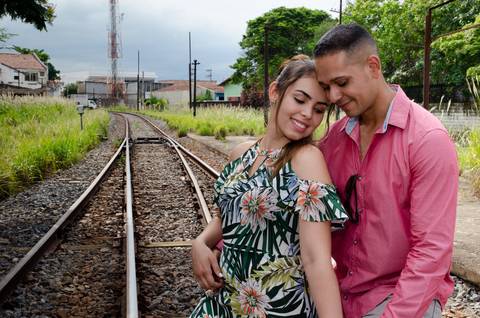 noiva se apoia em seu marido'