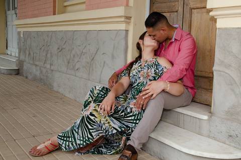 novo casal se beijando'