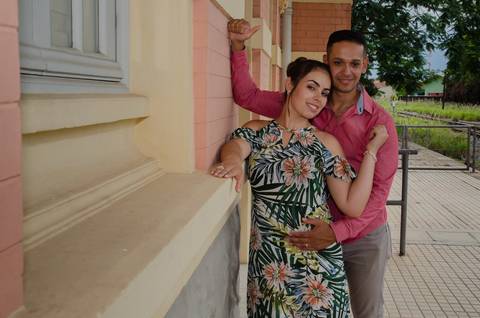 noivos em pé olhando para frente'