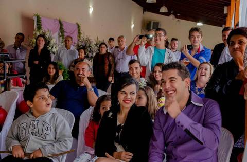 noivos e convidados felizes em festa de casamento'