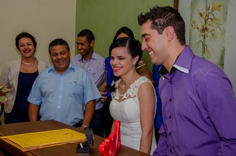 em cartório, noivos se alegram com convidados'