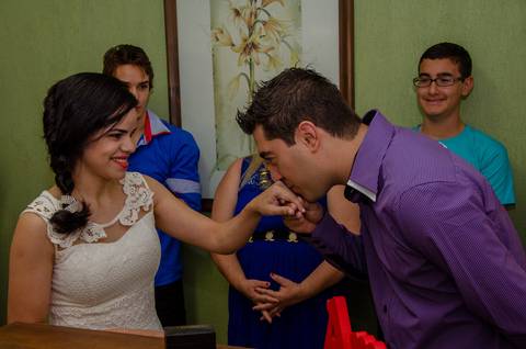 um primeiro beijo na aliança da esposa amada'