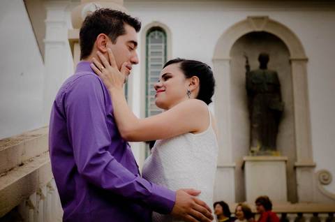 novo casal troca olhares e carinhos'