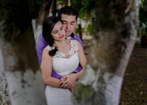 esposa conforta-se nos braços do esposo'