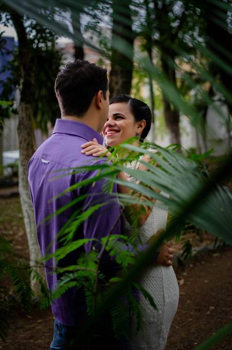 noiva feliz sorrindo para seu marido'