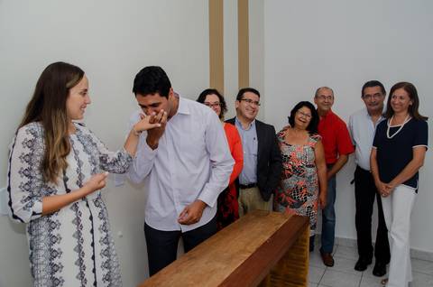 agora casado, primeiro beijo na aliança da esposa'