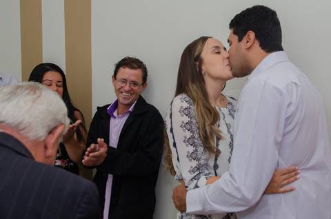 novo casal se beija após emitirem seus votos'