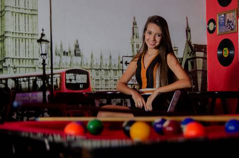 Zemar Fotografia, Debutabte, Sessão de fotos de 15 anos, 15 Anos, Foto de debutante, Pré-aniversário de 15 anos, Mesa de bilhar à frente da debutante'