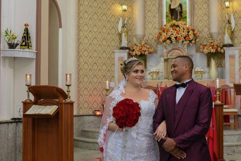 Anna e Felipe se olham em Altar da Igreja de São Benedito em Aparecida.'