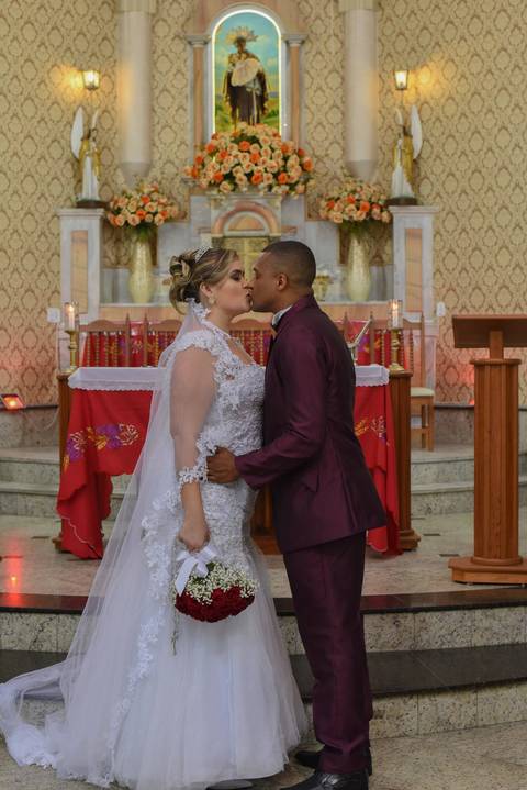 Anna e Felipe se beijam em Altar da Igreja de São Benedito em Aparecida.'