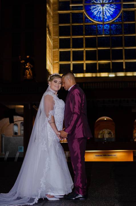 Anna e Felipe se tocam diante da Basílica Nacional de Nossa Senhora Aparecida.'