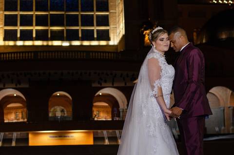 Anna e Felipe diante da Basílica Nacional de Nossa Senhora Aparecida.'