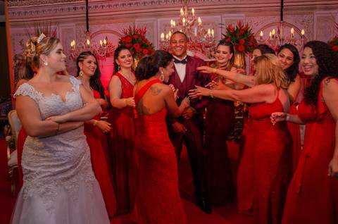 Anna e Felipe com amigos festejam o grande dia de suas vidas.'