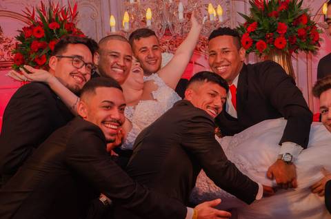 Anna e Felipe com amigos vivem a festa de seu casamento'