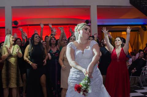 Casamento de Anna e Felipe. Solteiras esperam o lançamento do buquê'