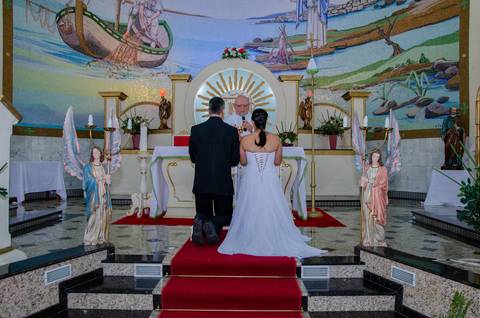 Bruna e Osvaldo; Casando diante do Altar da Igreja de São Pedro Apóstolo em Guaratinguetá-SP'