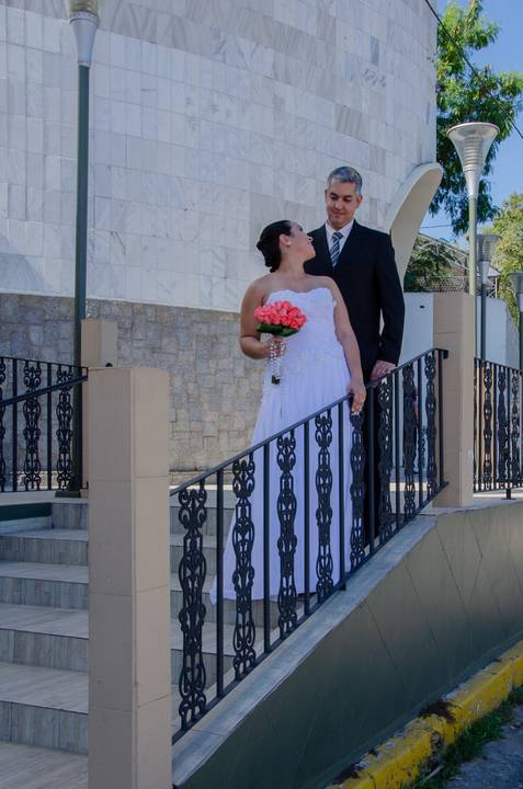 Bruna e Osvaldo. Se olham em escadaria da Igreja de São Pedro Apóstolo em Guaratinguetá-SP'