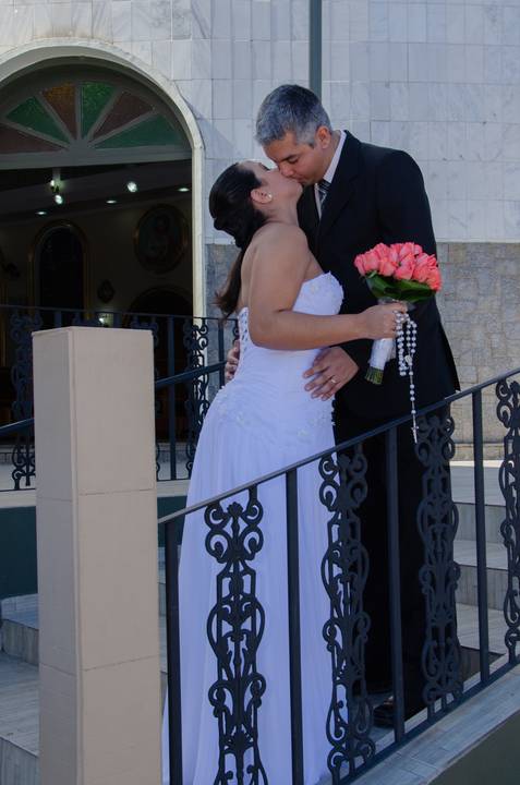 Bruna e Osvaldo. Beijo em escadaria de Igreja de São Pedro Apóstolo em Guaratinguetá-SP'