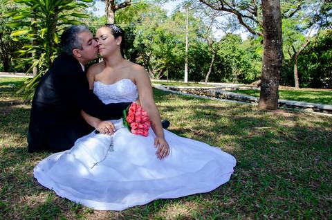 Bruna e Osvaldo. Beijo em pracinha da Igreja de São Pedro Apóstolo em Guaratinguetá-SP'