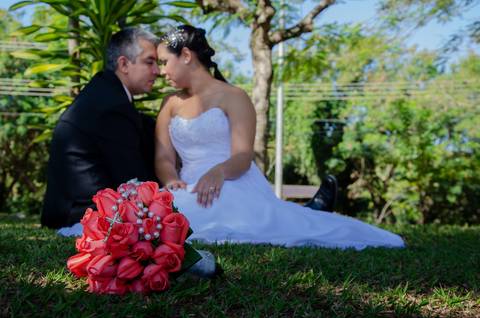 Bruna e Osvaldo. Se tocam em escadaria de Igreja de São Pedro Apóstolo em Guaratinguetá-SP'